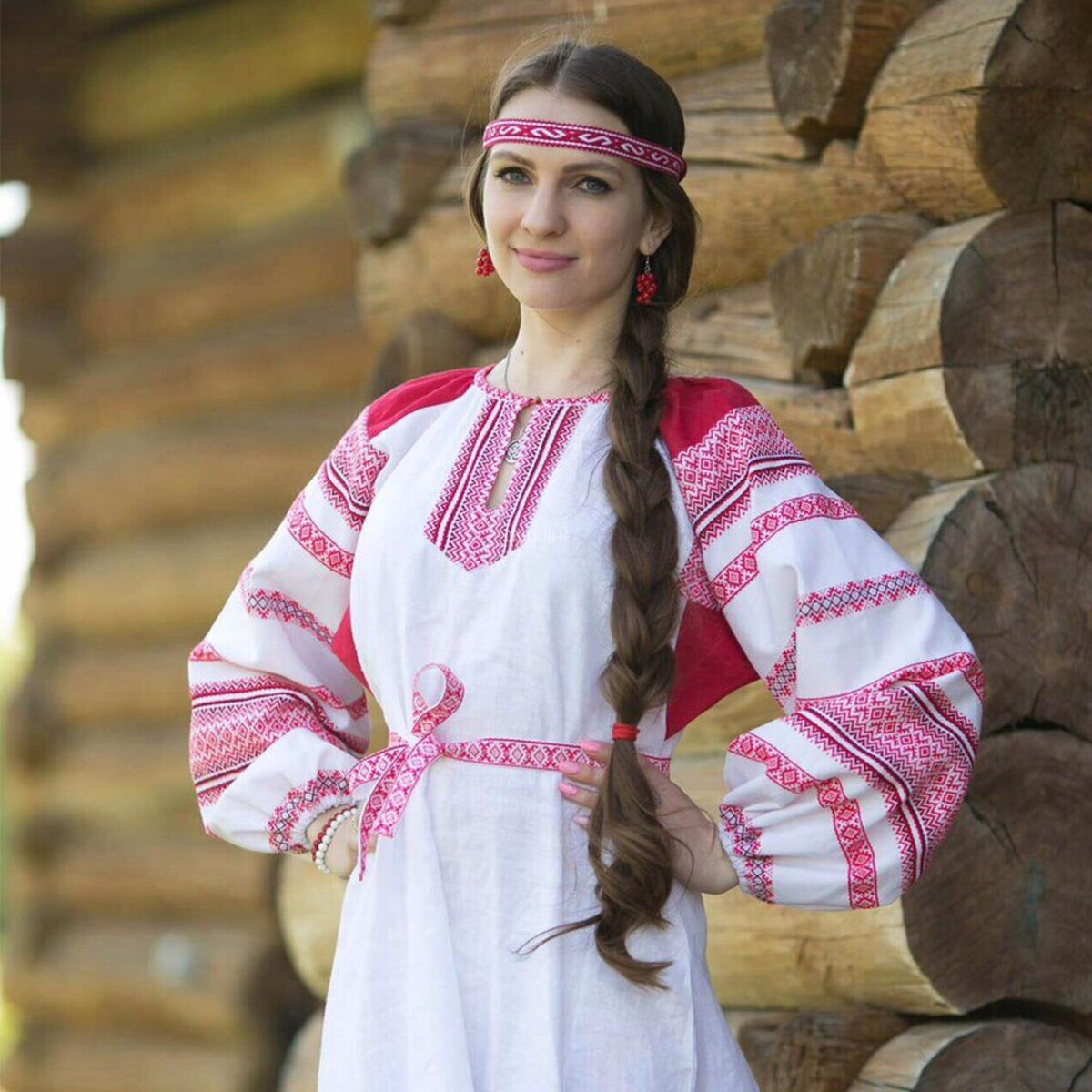 Girls in Slavic costumes in Multan