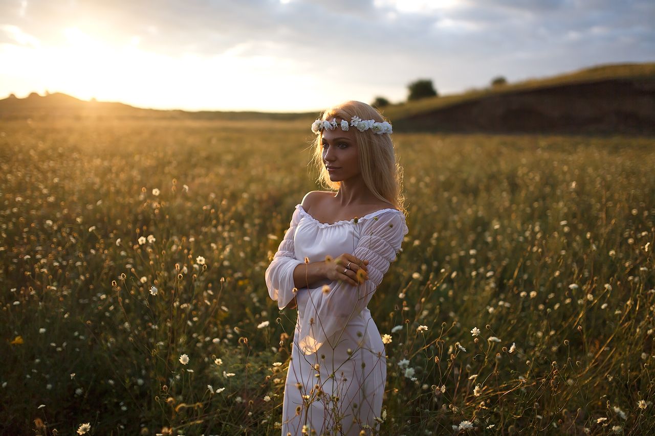 Girls in Slavic costumes in Multan