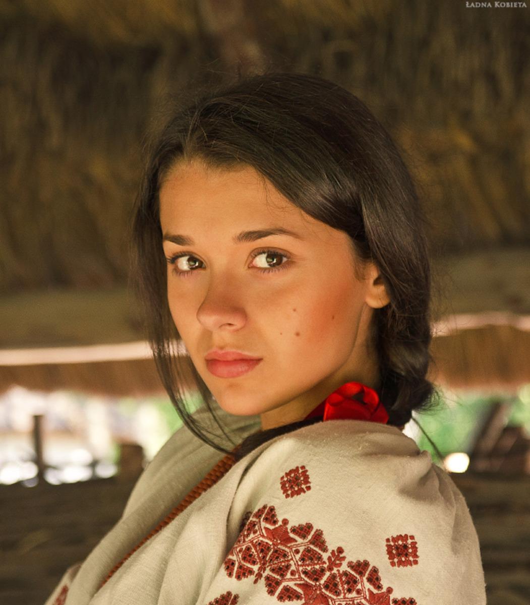Girls in Slavic costumes in Multan