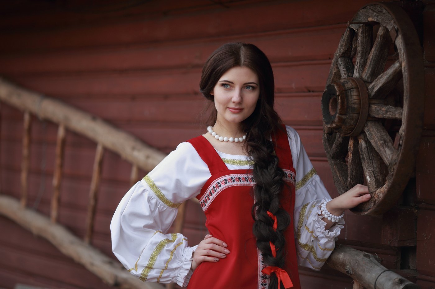 Girls in Slavic costumes in Multan