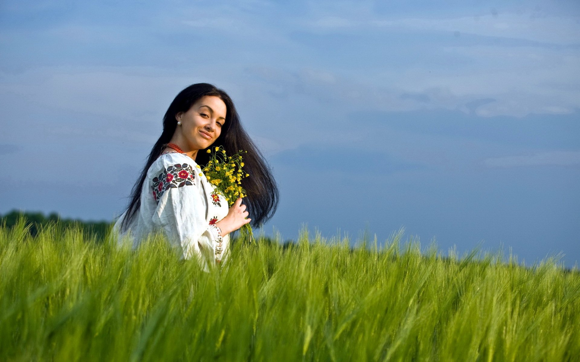 Girls in Slavic costumes in Multan