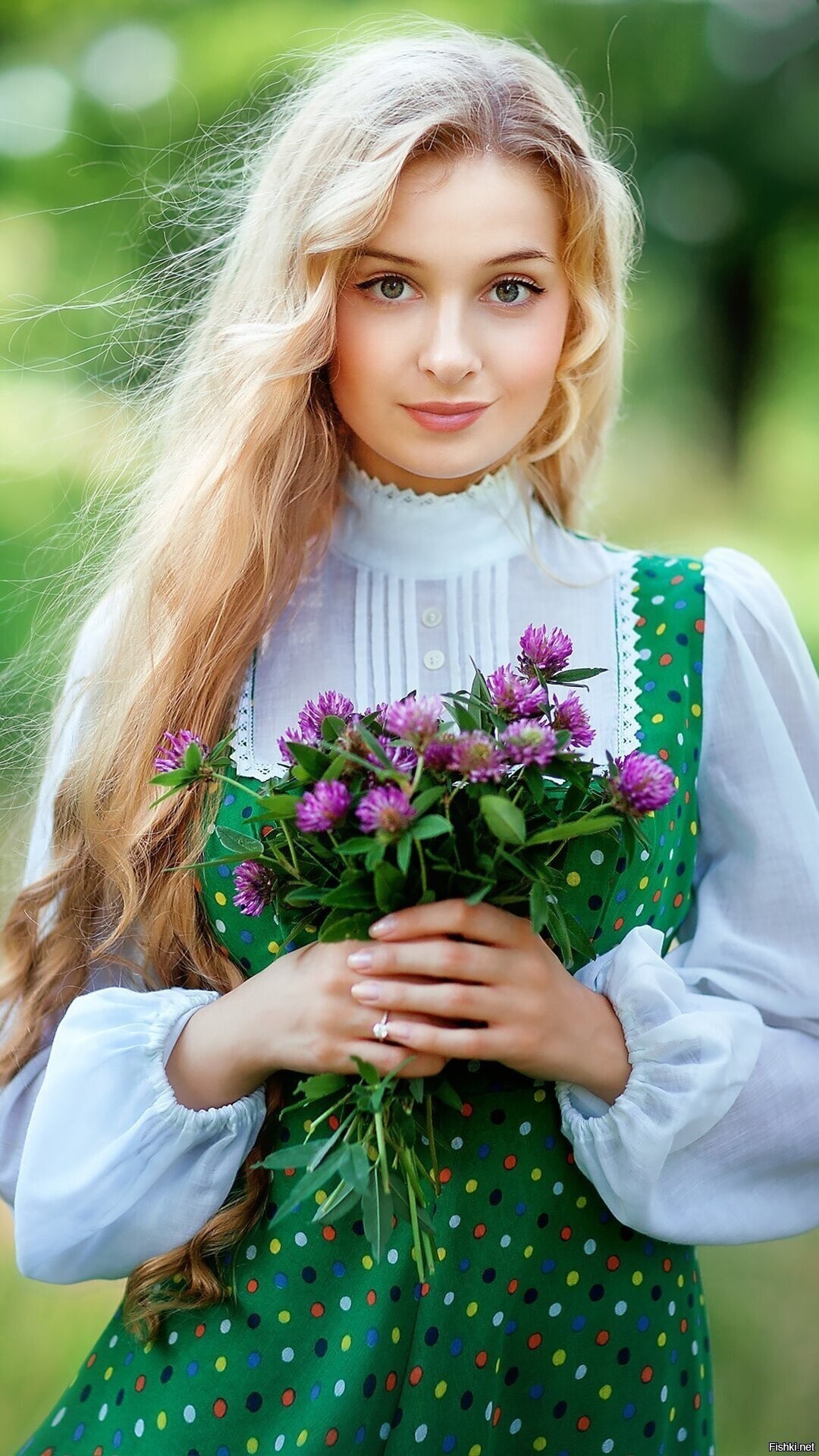 Girls in Slavic costumes in Multan